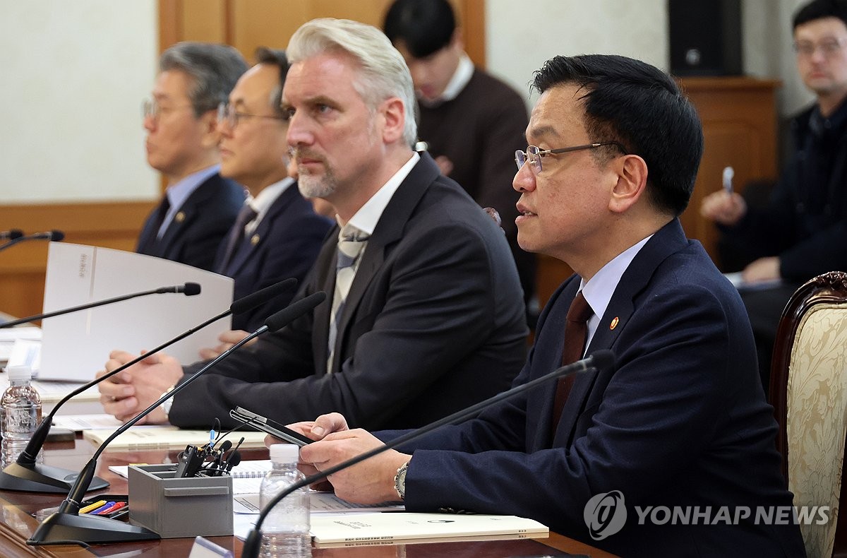 El presidente interino Choi Sang-Mok (R) habla durante una reunión de un comité gubernamental sobre políticas de extranjeros en Seúl el 5 de marzo de 2025. (Yonhap)