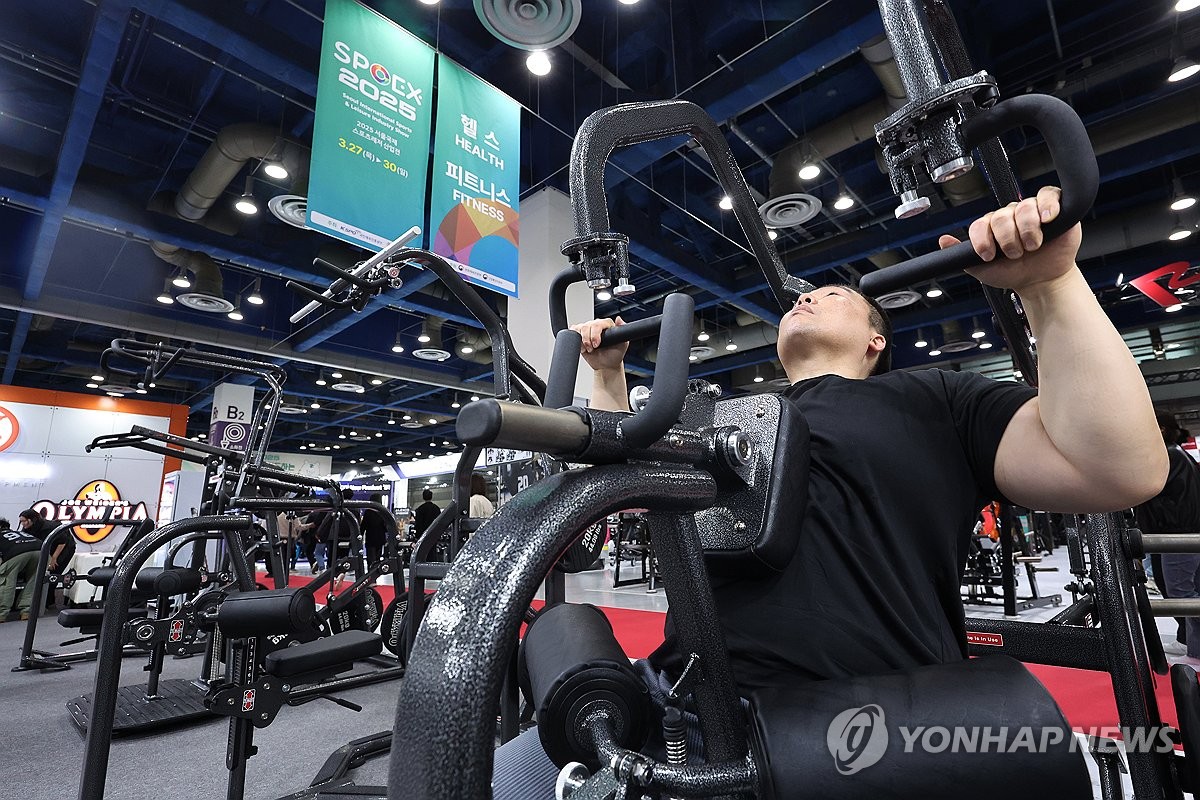 스포츠레저산업전에서 운동기구 체험하는 관람객