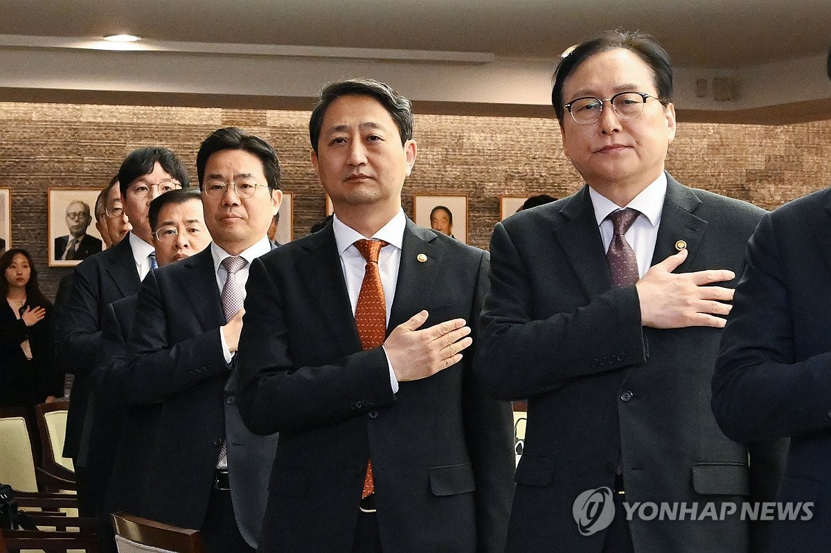 국기에 경례하는 안덕근 산업부 장관