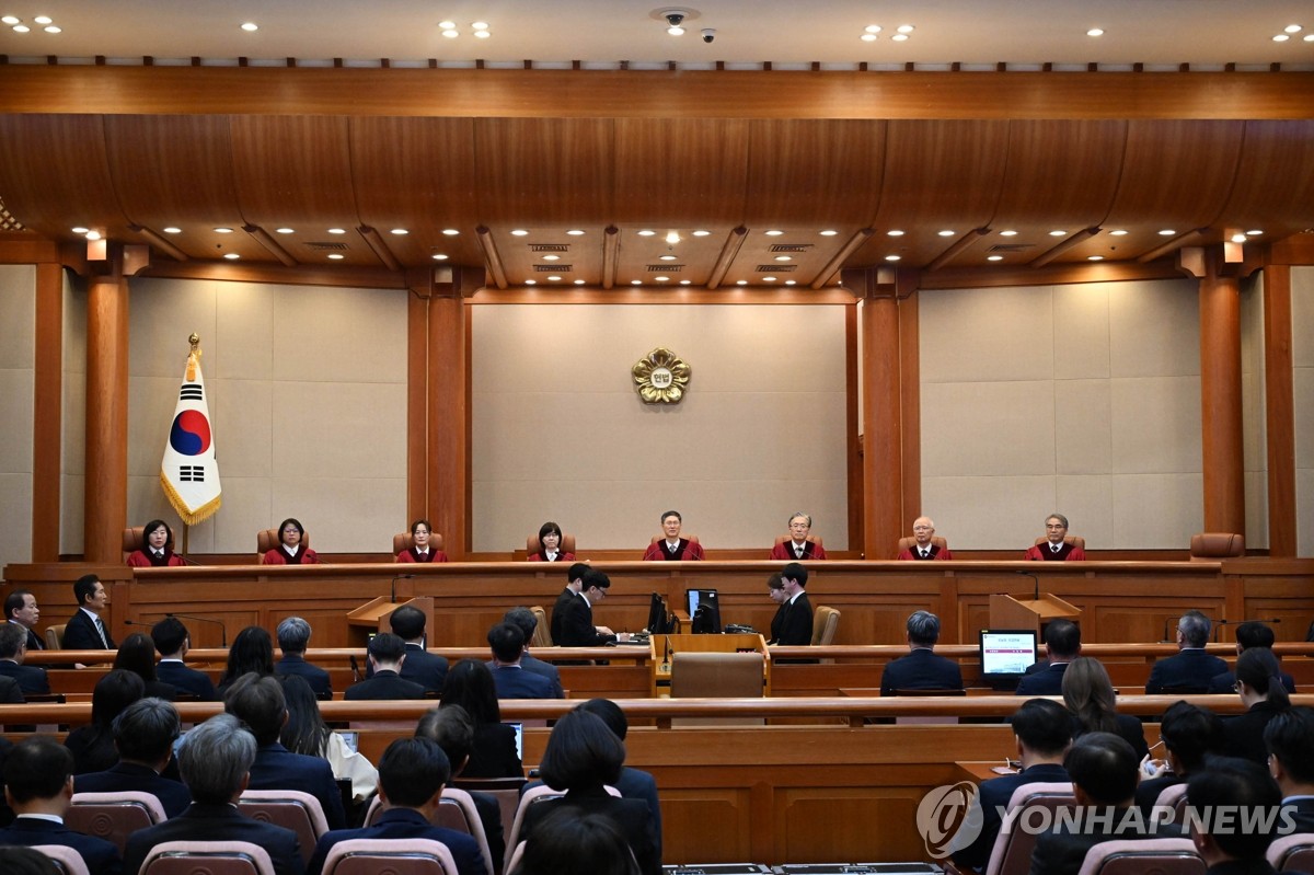 The Constitutional Court's eight justices -- (from L to R, rear) Chung Kye-sun, Kim Bok-hyeong, Jung Jung-mi, Lee Mi-son, Moon Hyung-bae, Kim Hyung-du, Cheong Hyung-sik and Cho Han-chang -- are seated at the court in Seoul on April 4, 2025, to deliver the court's ruling on whether to dismiss or reinstate impeached President Yoon Suk Yeol over his short-lived imposition of martial law in December. (Pool photo) (Yonhap)