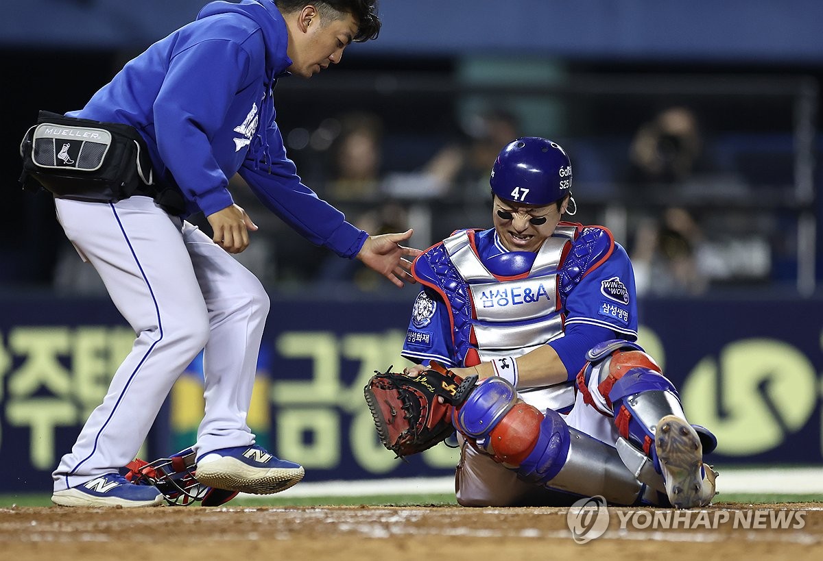 고통스러워하는 강민호