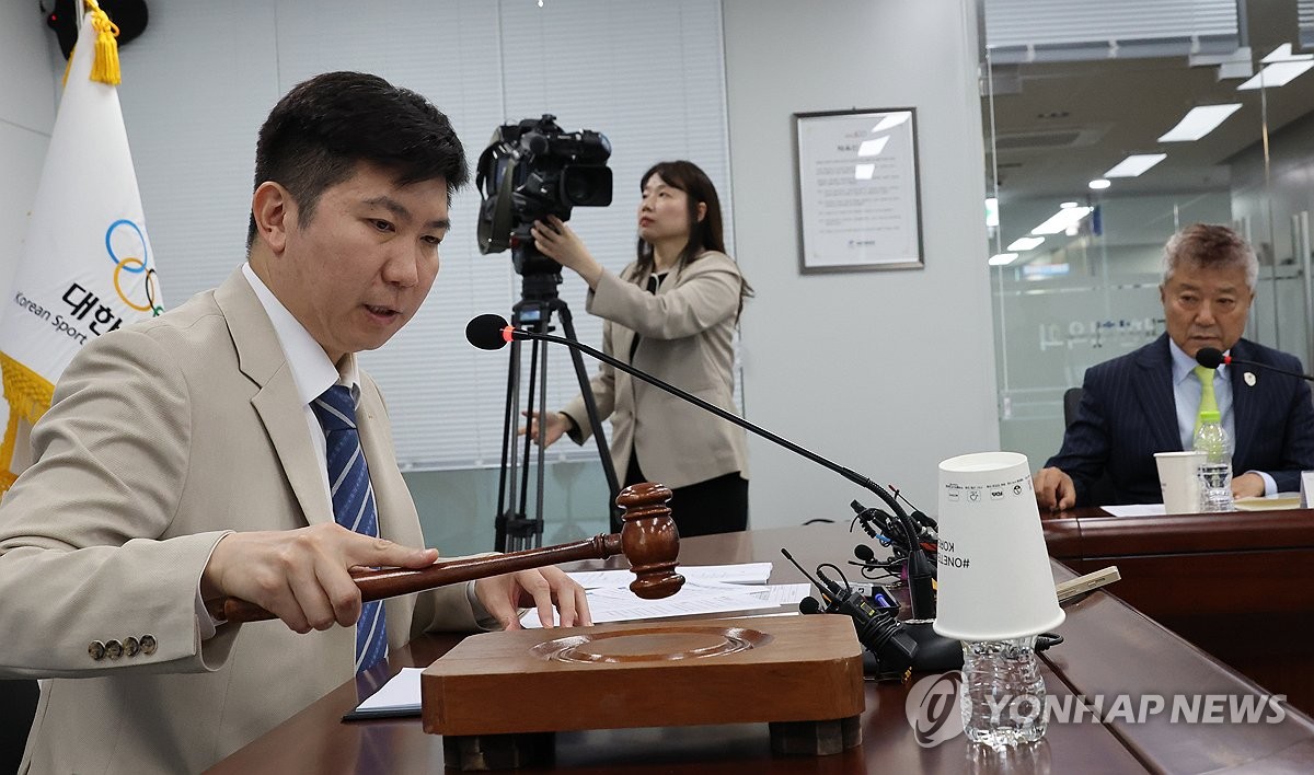 의사봉 두드리는 유승민 대한체육회장