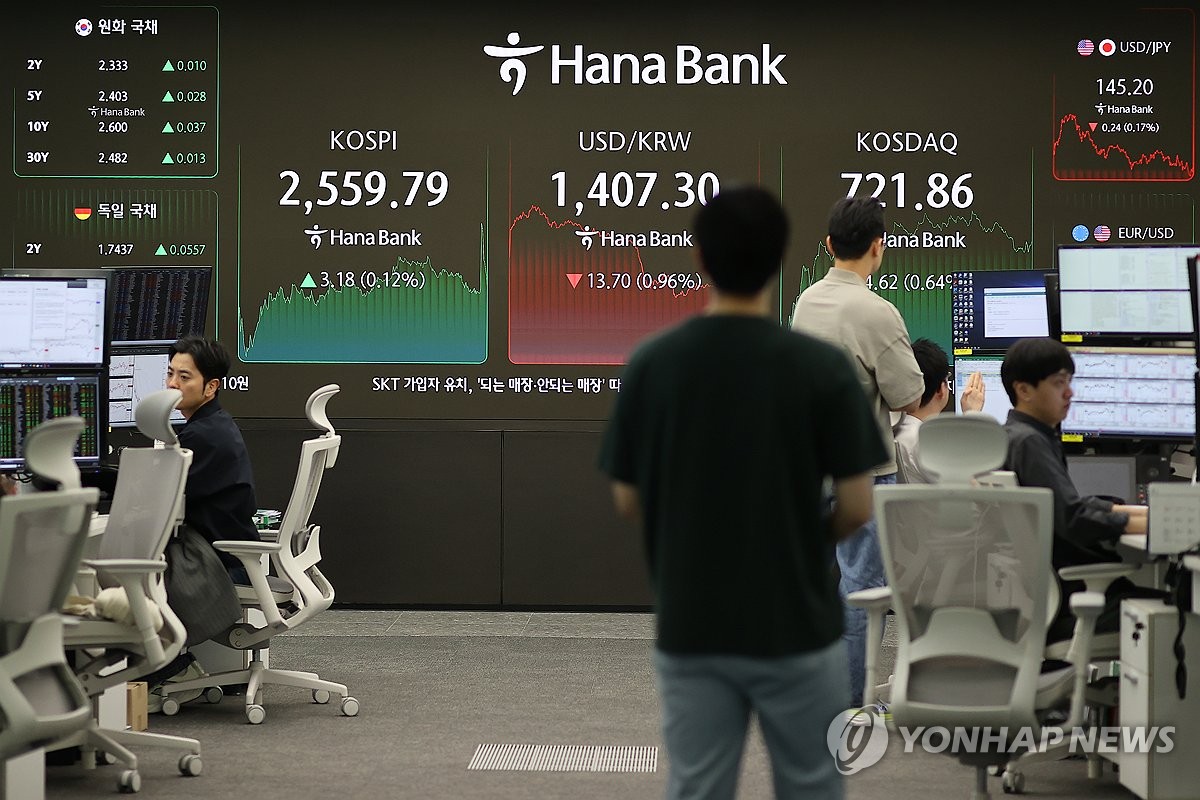 서울 하나은행 본점 딜링룸에서 모니터를 바라보는 딜러들