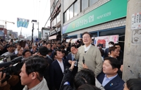이재명, 전북·충남 돌며 '경청 투어'…노인 돌봄공약 발표