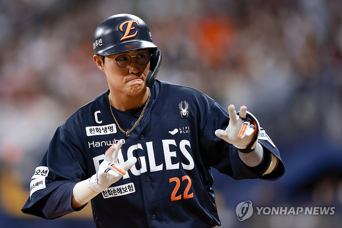 Chae Eun-seong of the Hanwha Eagles celebrates after hitting an RBI triple against the Kiwoom Heroes during a Korea Baseball Organization regular-season game at Gocheok Sky Dome in Seoul on May 9, 2025. (Yonhap)