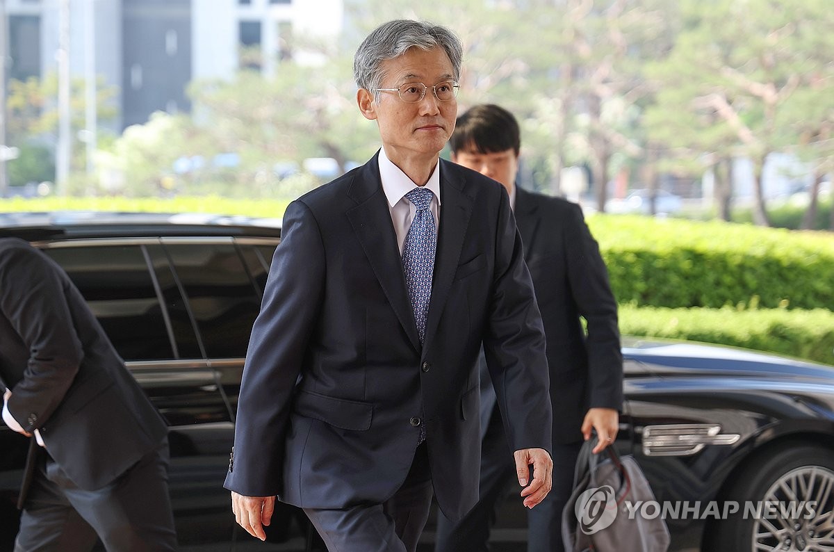 대법원 출근하는 조희대 대법원장