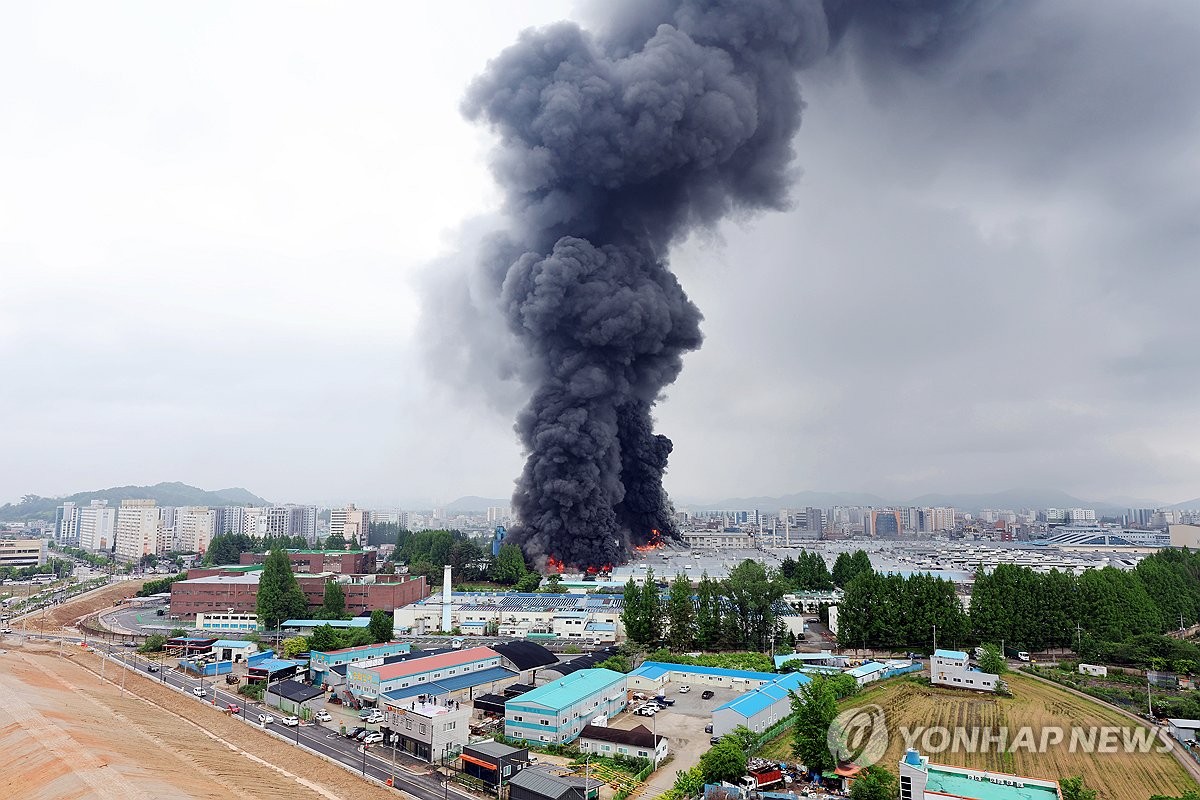 Smoke billows from a Kumho Tire Co. plant in Gwangju, some 270 kilometers south of Seoul, on May 17, 2025. (Yonhap)