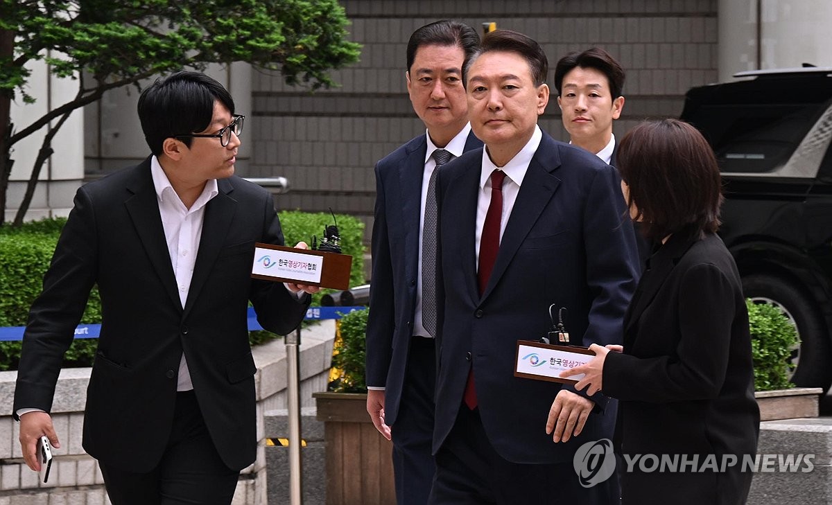법정 향하는 윤석열 전 대통령