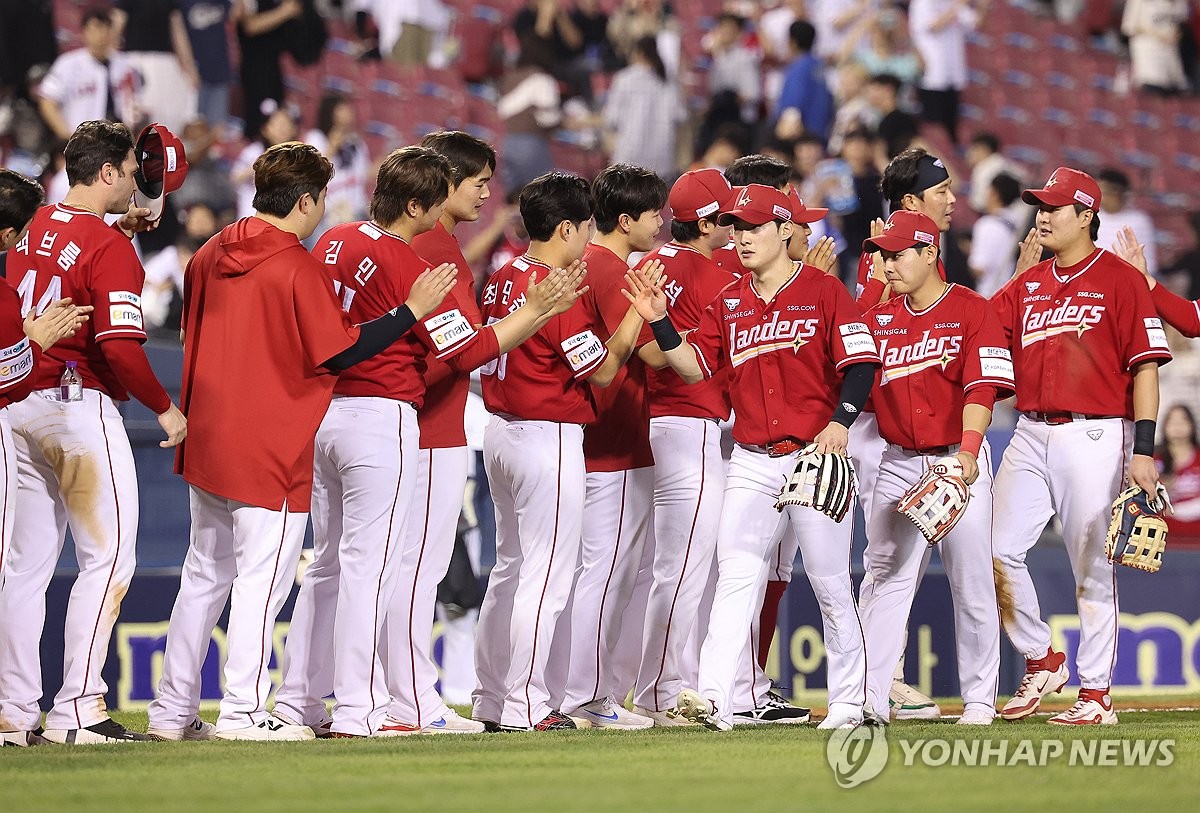 프로야구 SSG, 9회 2사 만루 위기 넘기고 3연승…두산은 4연패