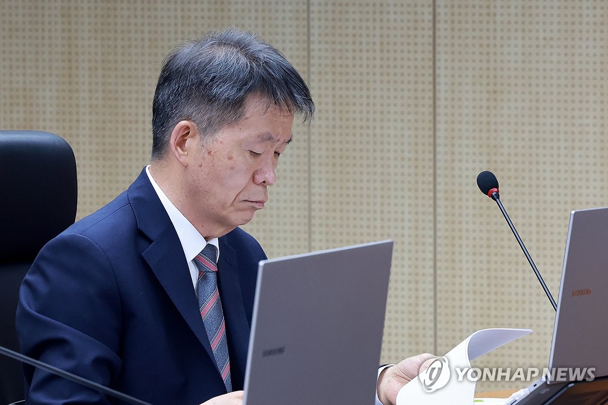 개회 기다리는 김용원 상임위원