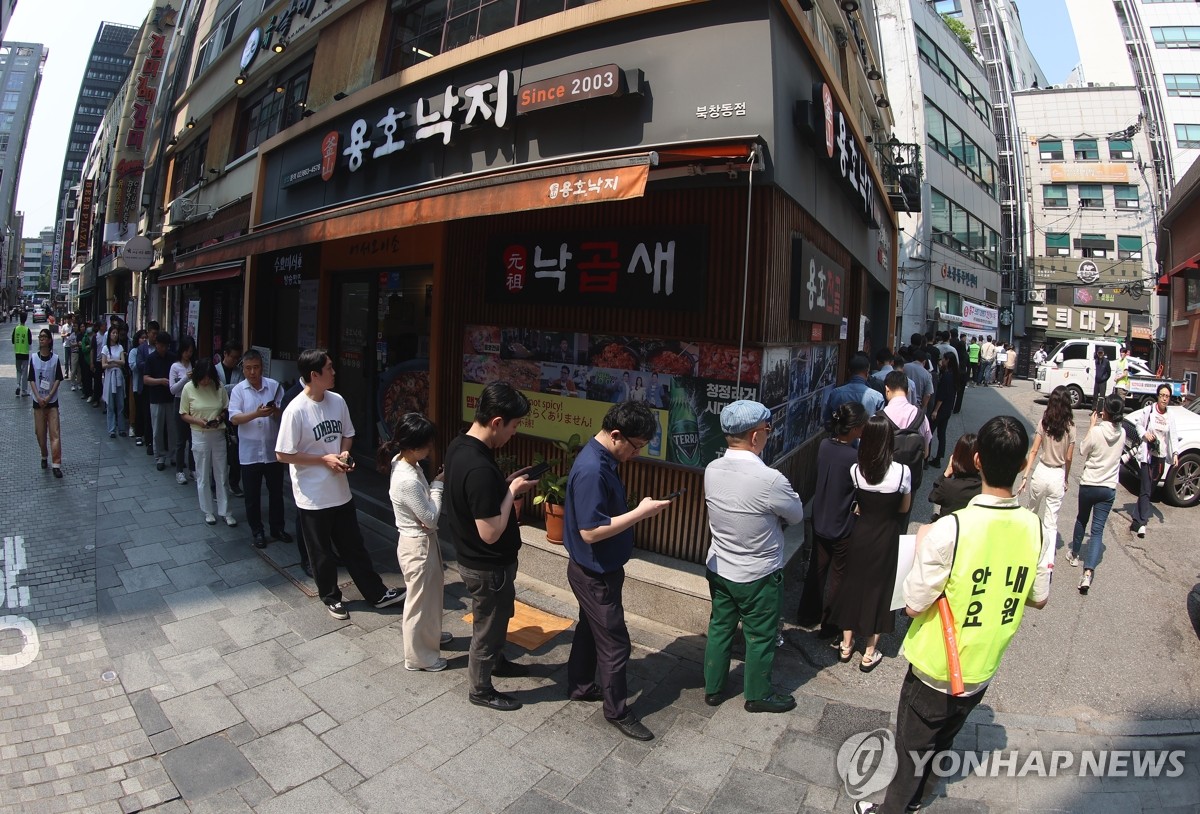 [사전투표] 투표자 수 안 알려준다며 경찰 신고…구호 외치다 훈방