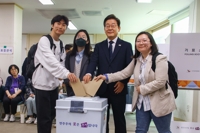 이재명, 신촌서 한표…"내란 사태, 투표로 이겨내야"