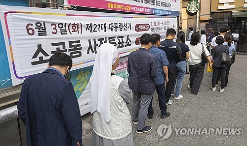  Early-voting turnout hits 34.74 pct ahead of presidential election