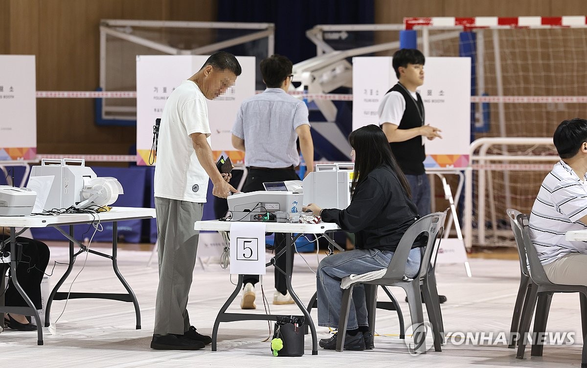 사전투표 둘째날 오전 11시 투표율 24.55%…투표자 1천89만명