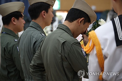 "어떻게 그렇게 가니" 해군 초계기 순직자들 분향소 추모 발길