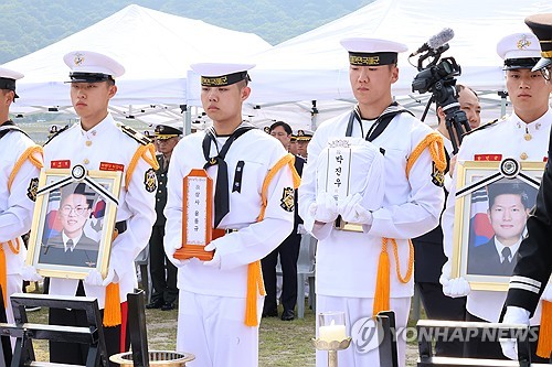 Fallen Navy service members laid to rest at nat'l cemetery