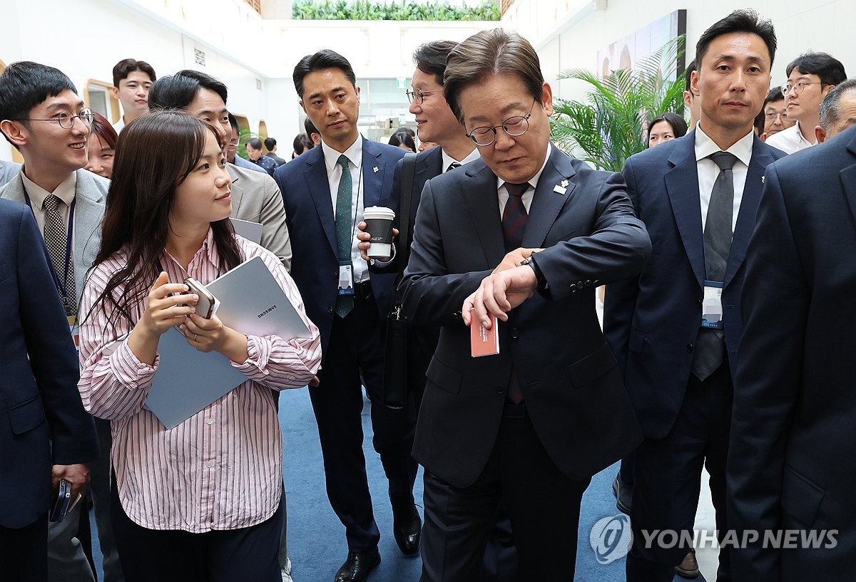 大韓民国第１７代大統領、李明博様より頂いた大統領府招待記念時計　2011受領 李元大統領 書道の個展開催 | 聯合ニュース