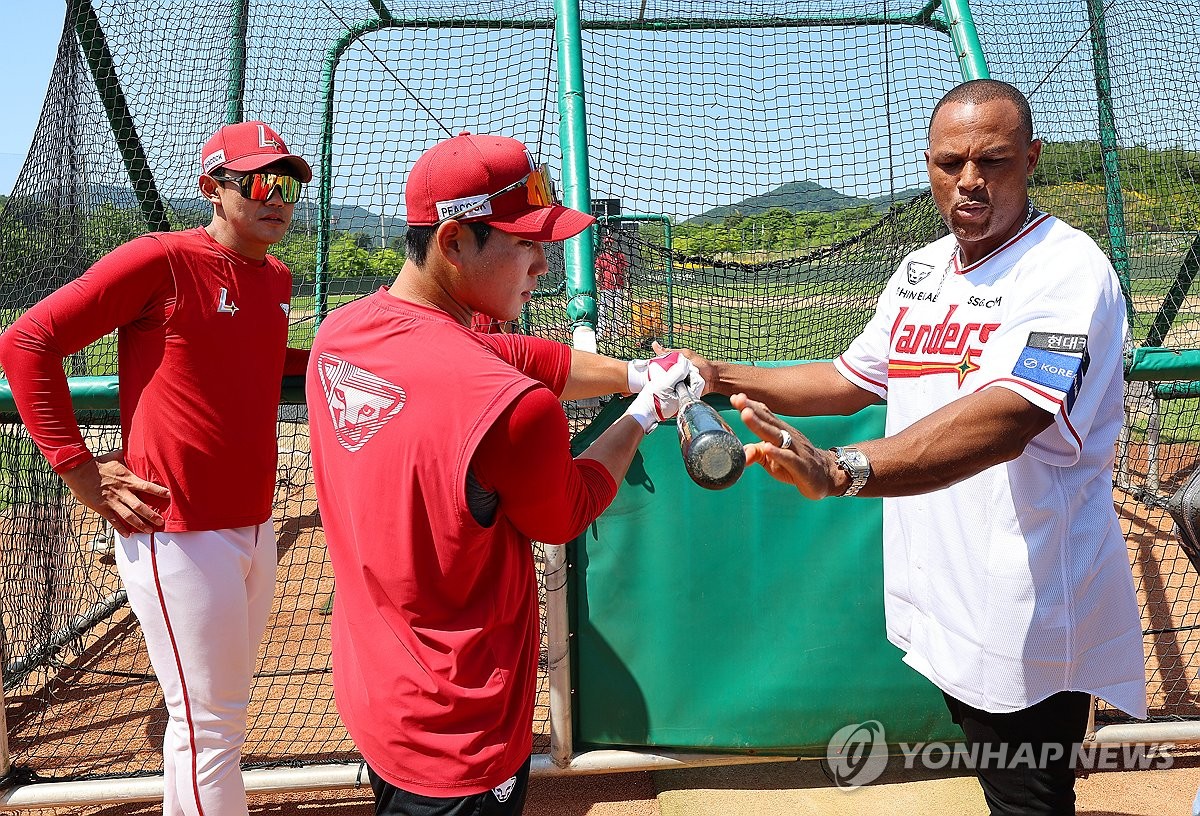 타격자세 코칭 하는 벨트레