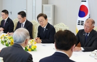 李대통령, 재계총수 만나 "경제 핵심은 기업…적극 지원하겠다"
