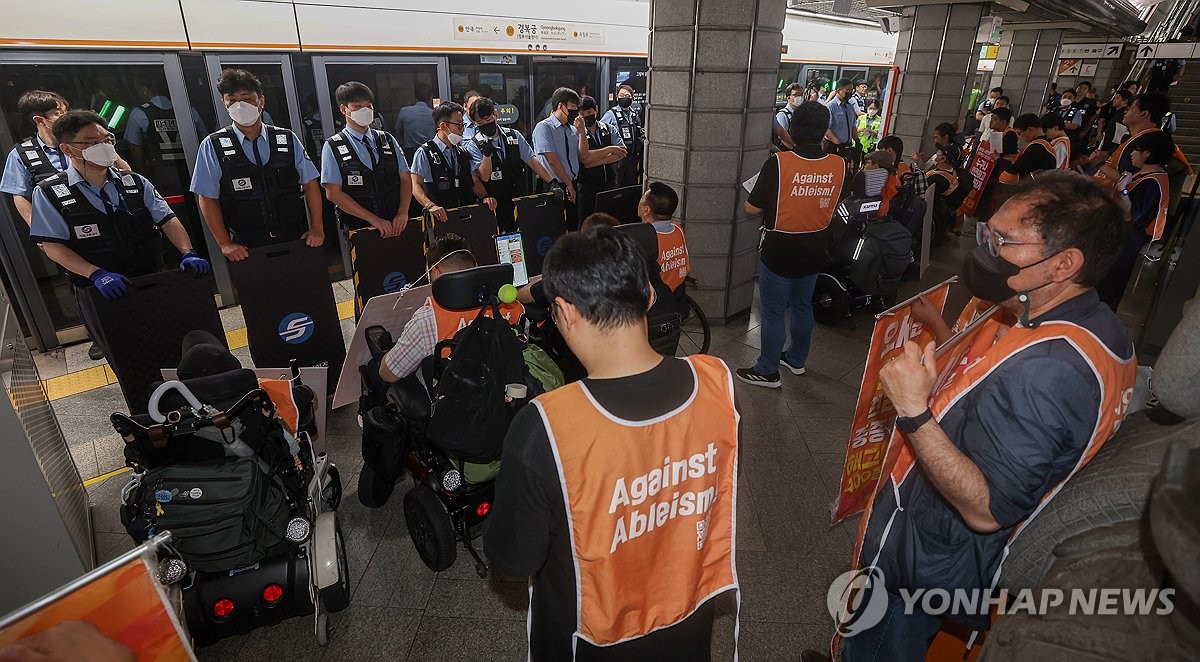 전장연 지하철 시위 관련 현장 사진