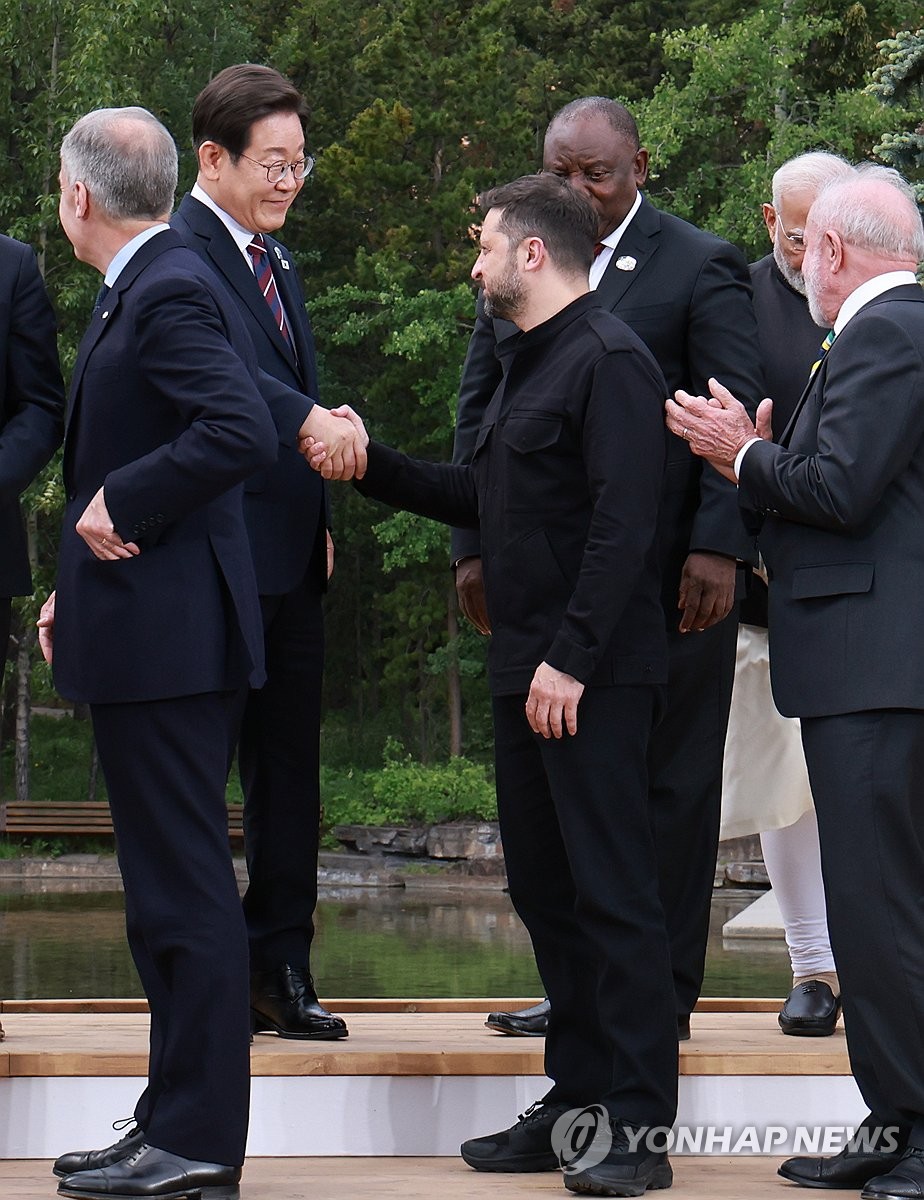 李大統領とゼレンスキー大統領が握手