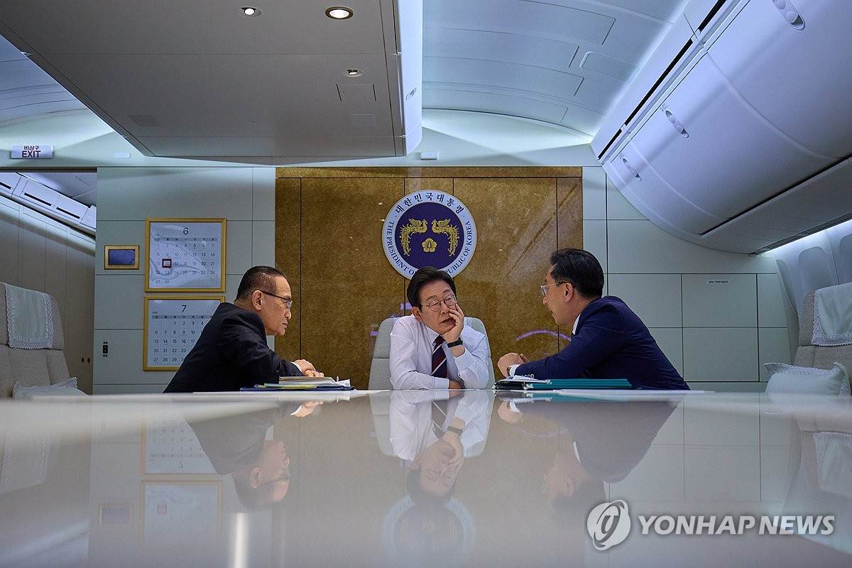 이재명 대통령, 공군1호기 회의