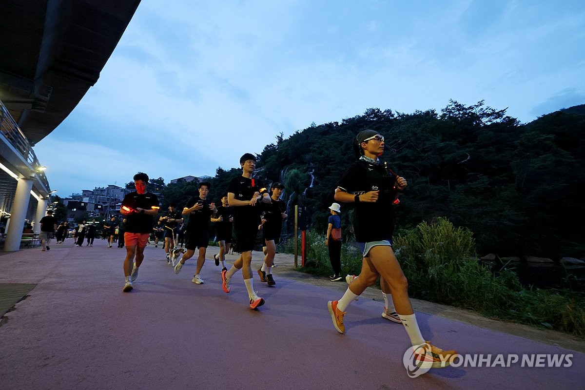 "대형견 입마개 씌워주세요"…동네 지키는 