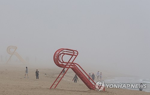 霧に覆われた海水浴場　あす海開き