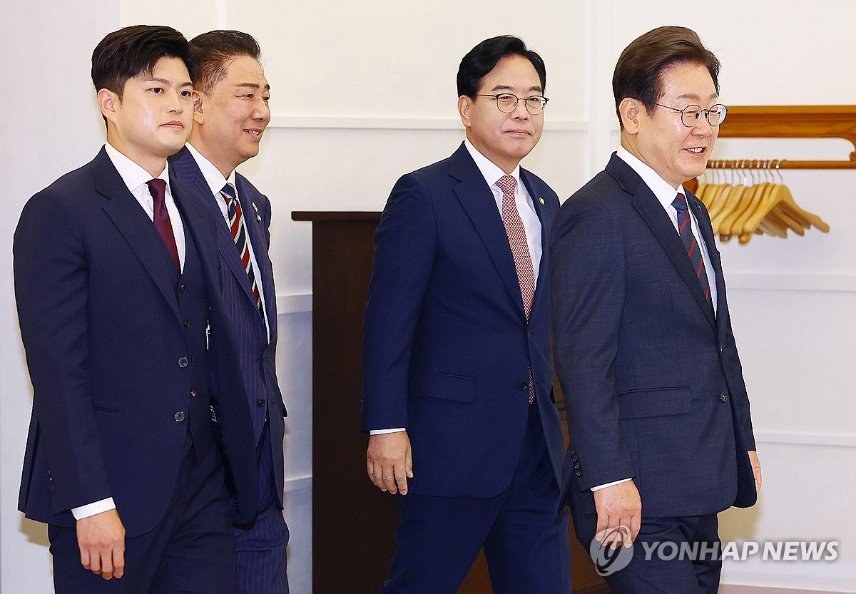 여야 원내대표 만난 李대통령…