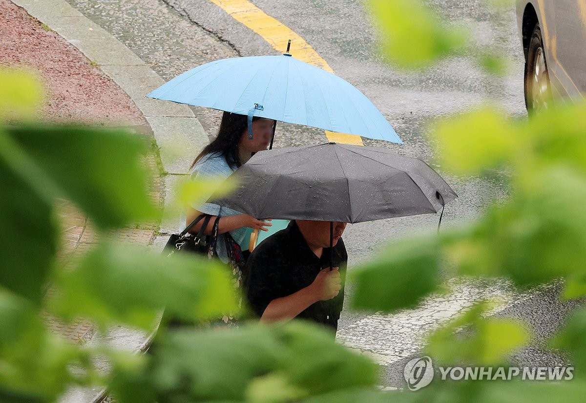 [날씨] 토요일 흐리고 곳곳 비…낮 30도 안팎 찜통더…