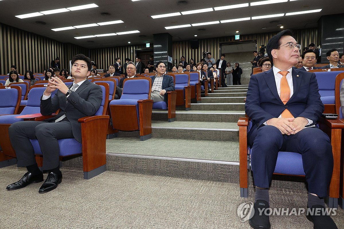 국힘, 비대위 구성 속도…집단지도체제 거론에 당권주자 …