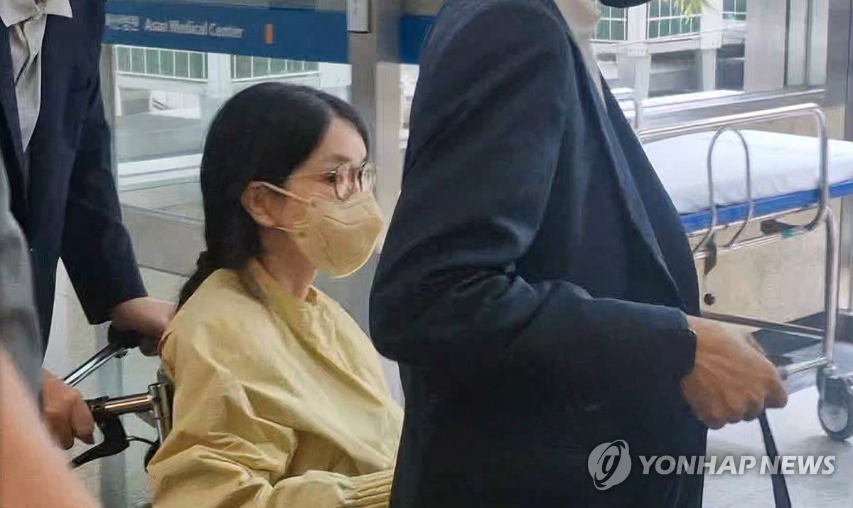 휠체어 타고 퇴원하는 김건희