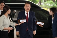 특검 "尹, 질문자 교체 요구하며 조사거부…형소법 조처 검토"