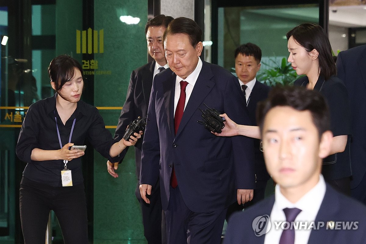 尹, 15시간 특검 조사 후 귀가…30일 오전 9시 2차출석 통지(종합)