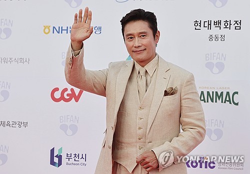 イ・ビョンホンが映画祭開幕式に