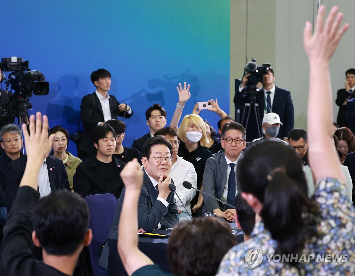 '150분 타운홀미팅' 시민과 눈 맞춘 李대통령…봇물 …