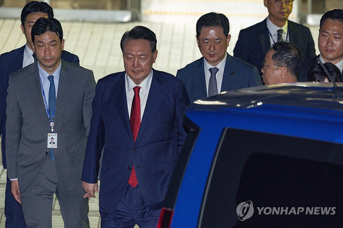 尹측, 서울중앙지법에 구속적부심사 청구…"구속 위법·부당"