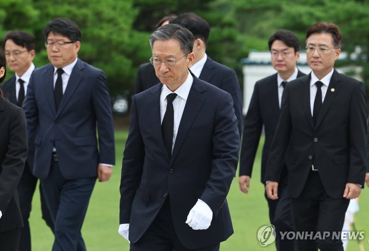 정성호 법무장관 취임…"국민 눈높이 맞는 검찰개혁 완수"