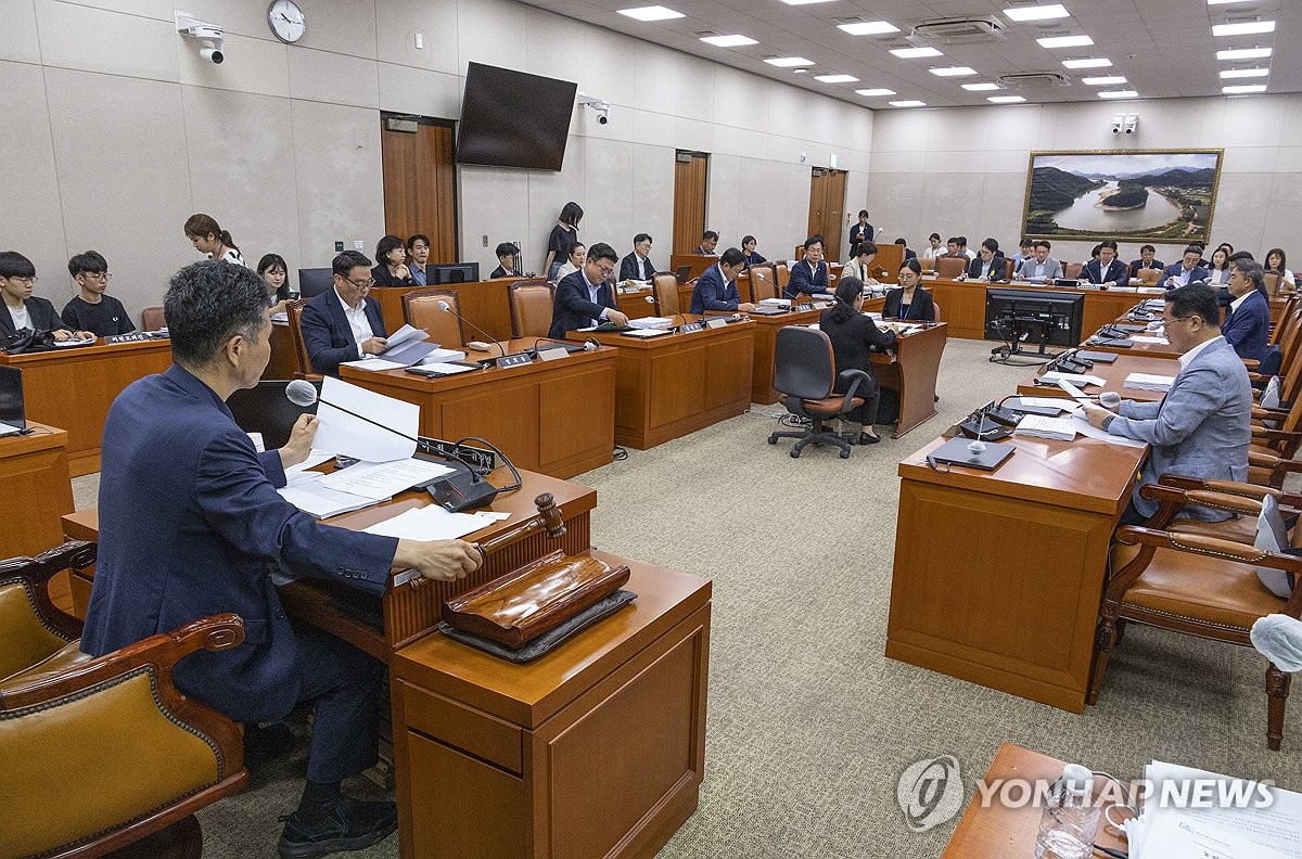 [속보] 尹이 거부했던 양곡관리법, 농해수위 소위 통과