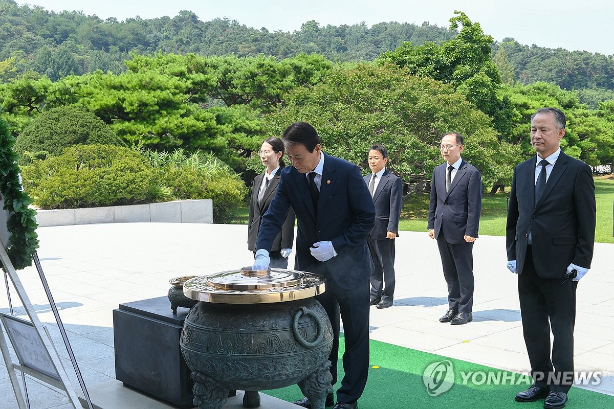 권오을 보훈장관 "독립·민주·호국 균형 잡힌 보훈정책 구현"