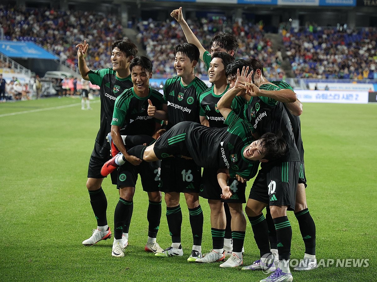 한여름 밤 축구로 뭉친 팀 K리그-뉴캐슬 팬…감탄·환호…