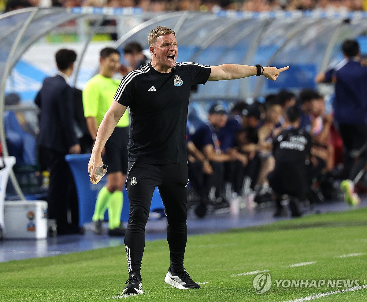 작전 지시하는 에디 하우 감독