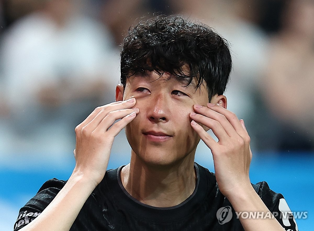 눈물 닦는 손흥민