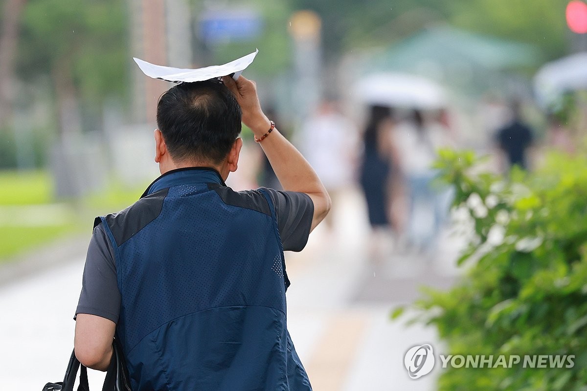 낮 최고 37도 무더위…곳곳 소나기