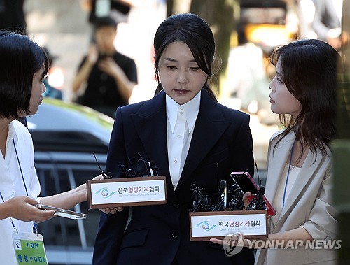  Ex-first lady arrested in corruption probe