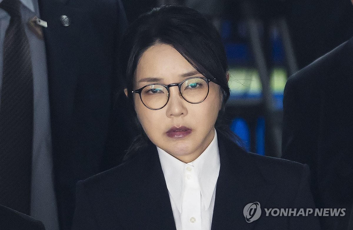 굳은 표정의 김건희 여사