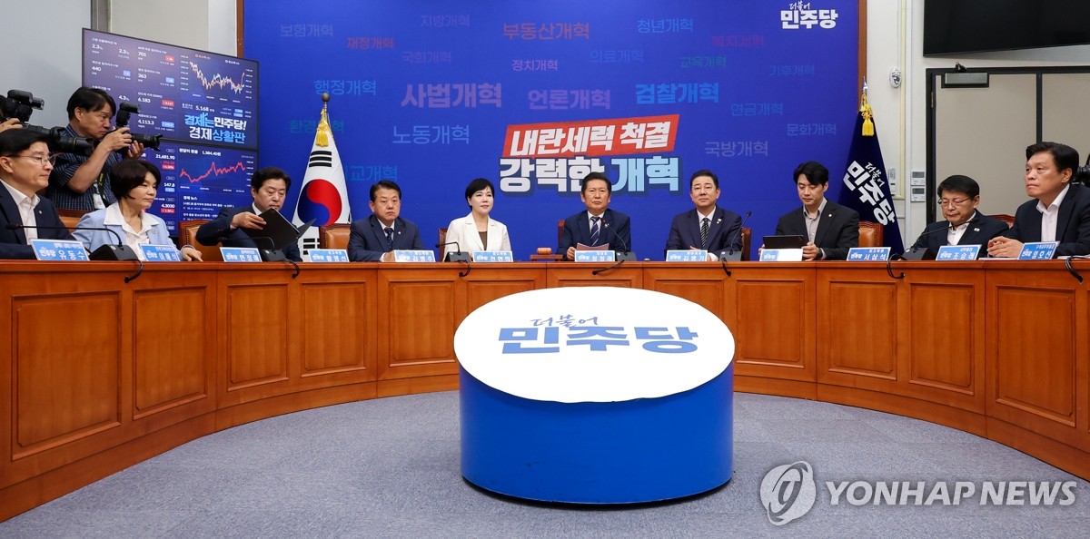 與 "김성태, 李대통령 대북송금 연루 부인…정치검찰 꼭 개혁"
