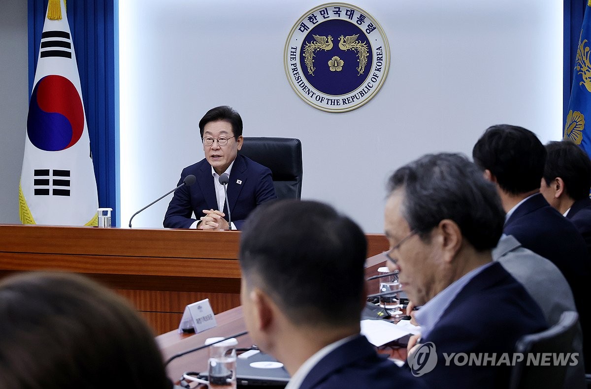李대통령 "2차 내수활성화 필요…소비회복 멈추지 않도록 해야"