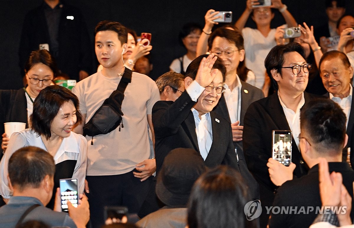 李대통령 부부, 시민들과 영화 