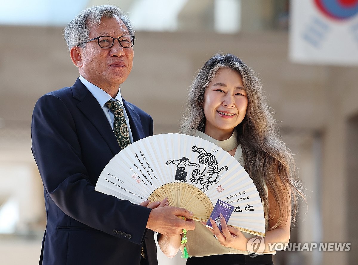 백자 달항아리 마주한 '케데헌' 감독 아이디어가 떠오르네요